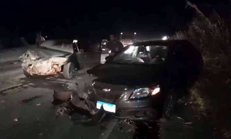 Acidente com carros de passeio deixou cinco vítimas em Jaboticatubas, na Grande BH(foto: Reprodução/Corpo de Bombeiros)