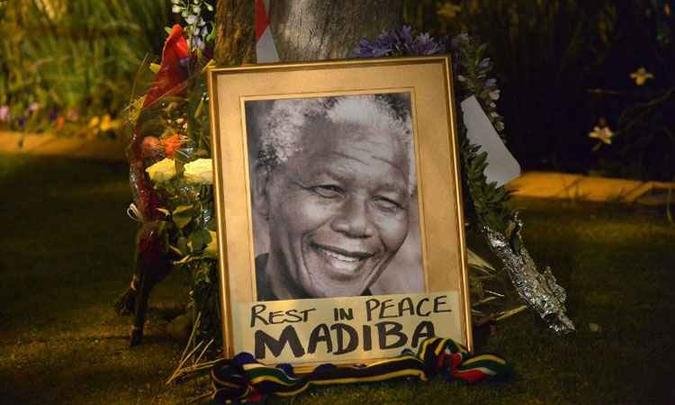 Popula��o sul-africana presta homenagens ao l�der Nelson Mandela em Joanesburgo(foto: Alexander Joe/AFP )