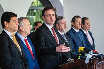 Na foto, relator do novo marco fiscal, deputado Cludio Cajado (PP-BA); relator da reforma tributria, deputado Aguinaldo Ribeiro (PP-PB); presidente do Senado Federal, senador Rodrigo Pacheco (PSD-MG), presidente da Cmara dos Deputados, deputado Arthur Lira (PP-AL); ministro de Estado da Fazenda, Fernando Haddad.