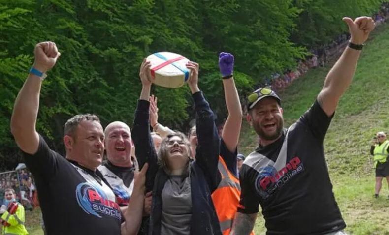 Irving comemora a vitória na corrida de queijo após desmaiar (foto: TheGuardian/Reprodução) mulher comemorando vitória com um queijo