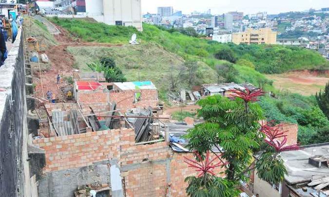 Segundo a Urbel, até o fechamento desta edição 29, das 32 famílias que precisam ser removidas haviam sido retiradas do local. As últimas três devem sair hoje(foto: Gladyston Rodrigues/EM/DA Press) Segundo a Urbel, até o fechamento desta edição 29, das 32 famílias que precisam ser removidas haviam sido retiradas do local. As últimas três devem sair hoje(foto: Gladyston Rodrigues/EM/DA Press)