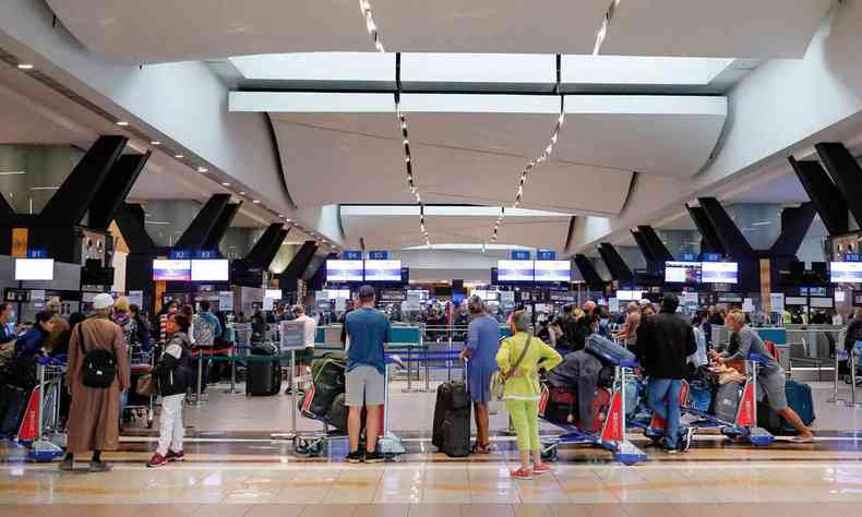 Passageiros aguardam liberao de voos no aeroporto internacional de Joanesburgo