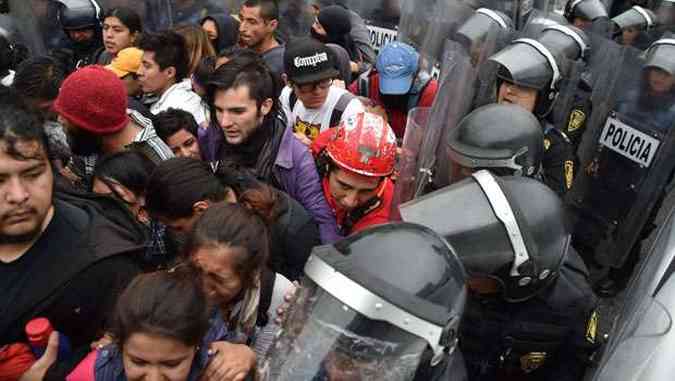 Manifestantes protestavam contra o desaparecimento e morte de 43 alunos(foto: Yuri Cortez/AFP)