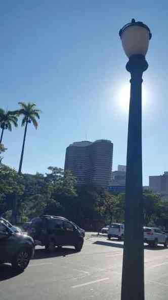 Tempo ensolarado na Praa da Liberdade(foto: Edesio Ferreira/EM/D.A.Pres)