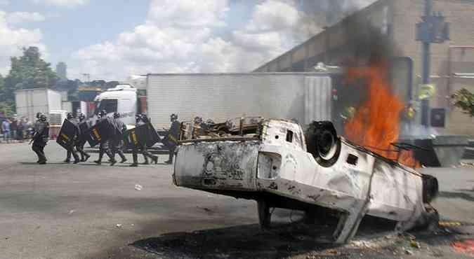 Manifestantes queimaram veculos, guaritas de segurana e prdio da administrao em protesto(foto: REGINALDO CASTRO/AFP)