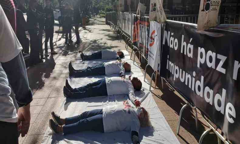 Auditores fiscais realizam protesto deitados no chão simbolizando uma cruz 