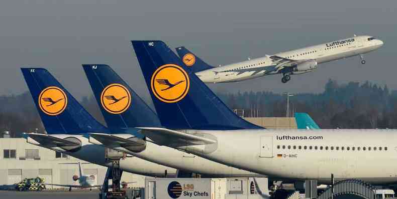 Grupo Lufthansa, que controla cinco companhias, fechou o ano passado com 142 milhes de passageiros(foto: CHRISTOF STACHE/AFP %u2013 29/11/16)