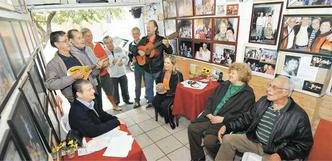 Amigos continuar�o se reunindo na garagem de Lincoln Duarte (D)(foto: BETO MAGALH�ES/EM/D.A PRESS)