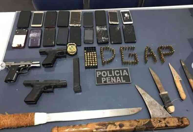Policiais apreenderam armas de fogo, facas, munies e celulares (foto: DGAP/Reproduo)
