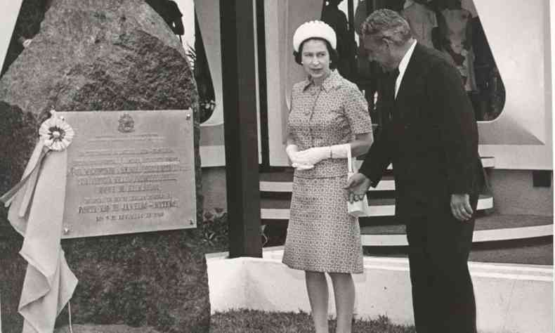 Elizabeth II e o prncipe Phillip deram incio simblico s obras da ponte Rio-Niteri, no Rio de Janeiro