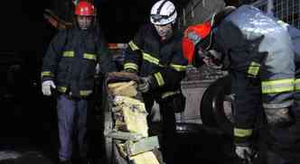 Bombeiros retiram centenas de tabletes de maconha das rodas de caminho(foto: Marcos Vieira/EM DA Press)