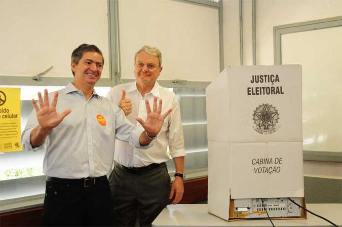 Délio Malheiros (PSD) votou no Colégio Estadual Central, acompanhado do prefeito Marcios Lacerda(foto: Gladyston Rodrigues/EM/D.A Press) Délio Malheiros (PSD) votou no Colégio Estadual Central, acompanhado do prefeito Marcios Lacerda(foto: Gladyston Rodrigues/EM/D.A Press)