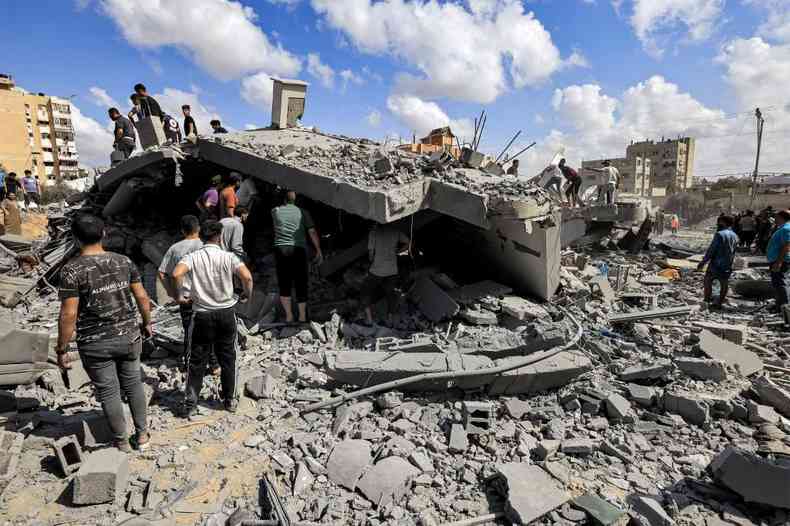 Palestinos andam sobre escombros do hospital atingido por mssil