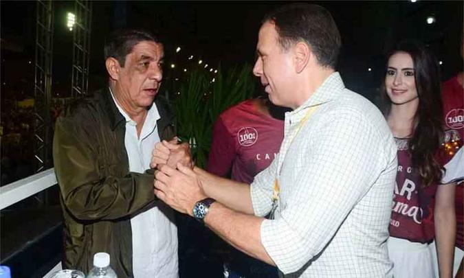 Zeca Pagodinho se deixou fotografar desde que o jogador Amaral ficasse ao seu lado(foto: Eduardo Martins / AGNEWS) Zeca Pagodinho se deixou fotografar desde que o jogador Amaral ficasse ao seu lado(foto: Eduardo Martins / AGNEWS)