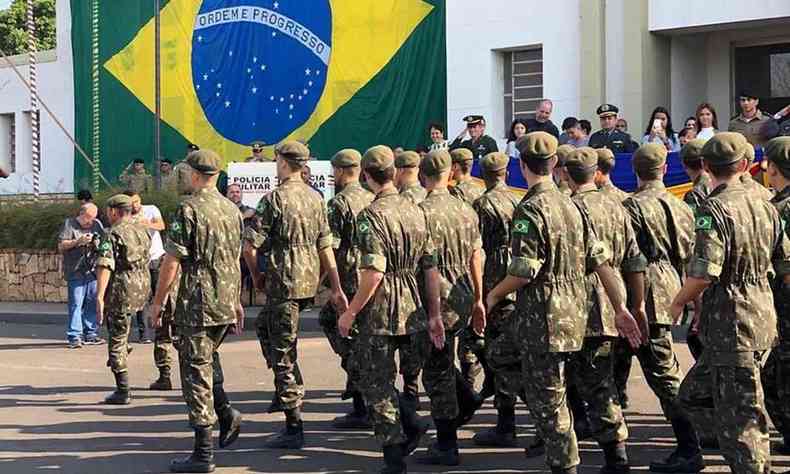 desfile de militares em Uberaba 