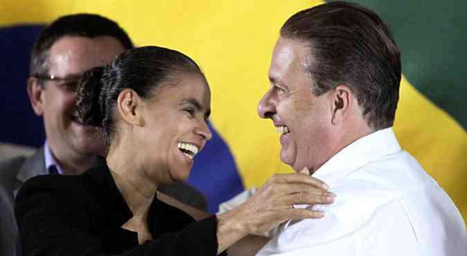 Marina com Campos, em outubro passado, quando se filiou ao PSB. Para ser candidata, ex-senadora ter de ser aprovada pela coligao (foto: Wesley Marcelino/Reuters 5/10/13)