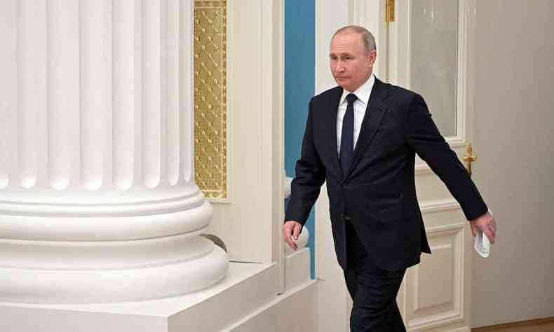 O presidente russo, Vladimir Putin, preside uma reunião de grandes empresas no Kremlin, em Moscou, em 24 de fevereiro de 2022