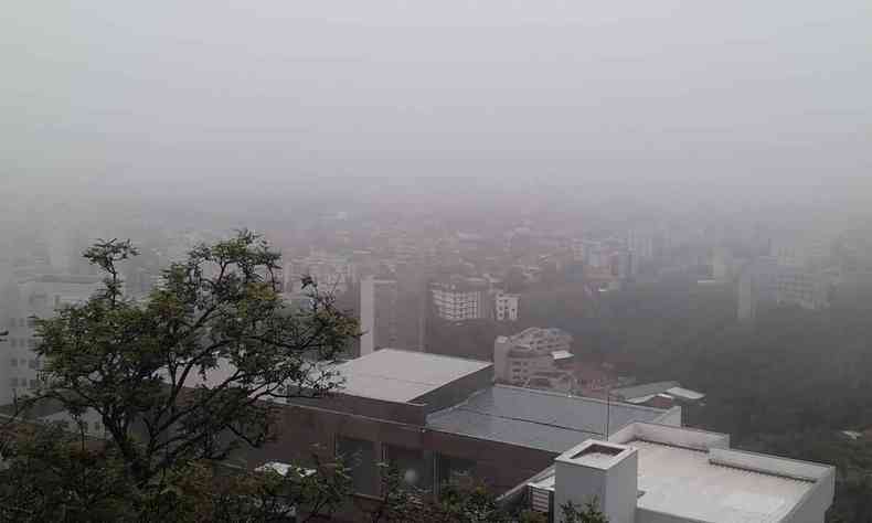 Vista da capital com cu encoberto por neblina das chuvas constantes 