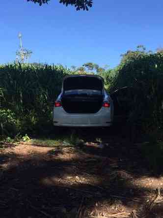 O veculo utilizado na fuga foi abandonado por um dos suspeitos e encontrado no meio de um canavial(foto: Divulgao/PCMG)