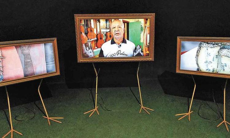 Obras em formato de televiso com ps de galinha na exposio Rumos de Minas
