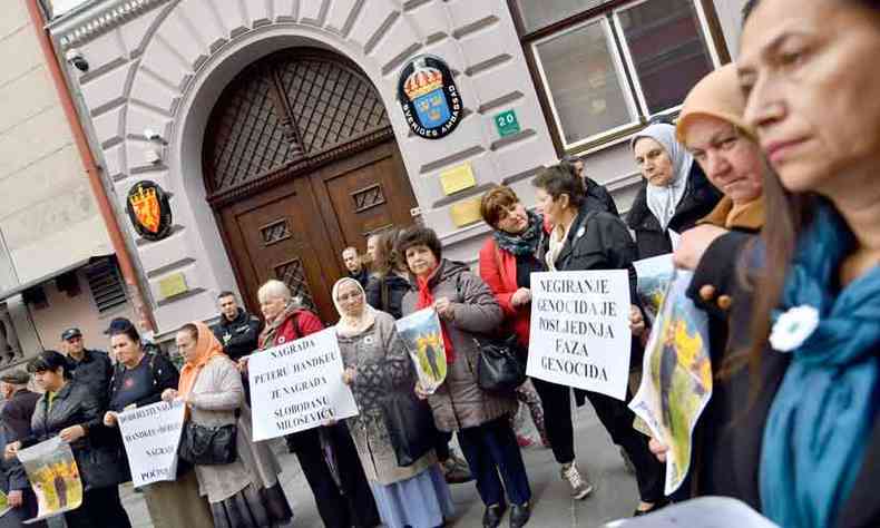 Manifestantes se reuniram diante da embaixada sueca em Sarajevo e encaminharam carta ao rei da Sucia(foto: ELVIS BARUKCIC/AFP)