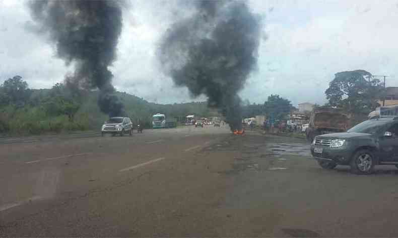 BR040, km 617, Congonhas, manifestação impede passagem de veículos de carga(foto: PRF/Divulgação)