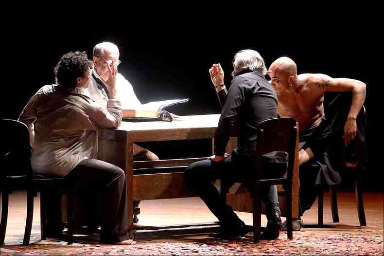 Maestro, bailarino, narrador e o diabo sentam-se  mesa para um jogo de cartas(foto: Paulo Lacerda/divulgao)