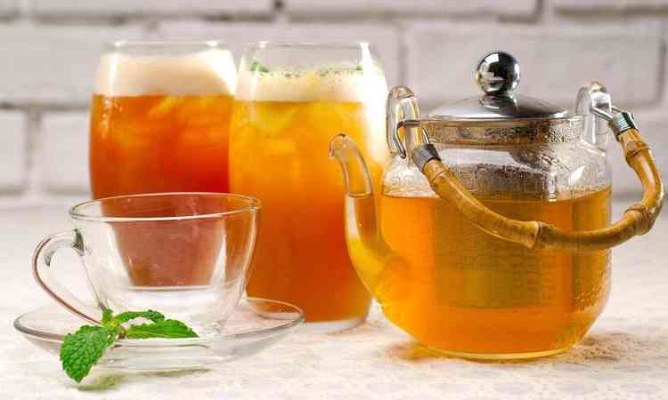 um xcara, uma jarra e dois copos com ch