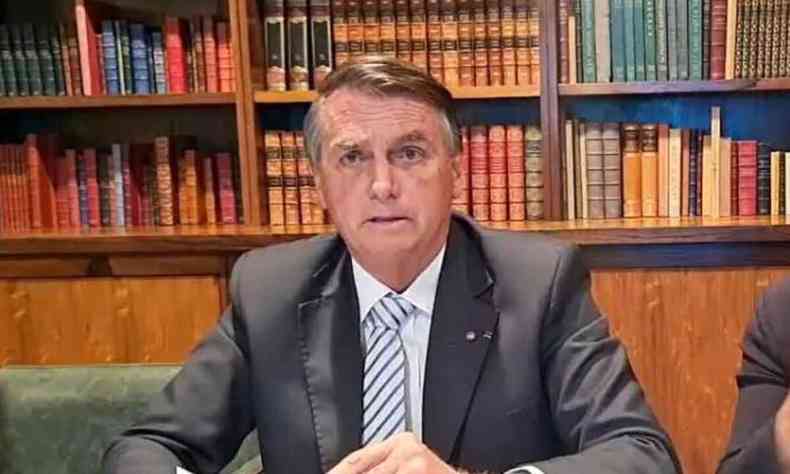 Presidente Jair Bolsonaro (PL) fala durante live; ao fundo, uma estante cheia de livros