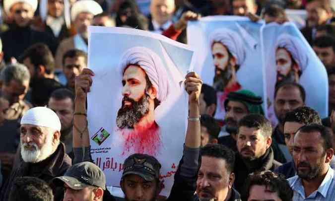 Manifestantes protestam diante da embaixada da Arbia Saudita aps a execuo do clrigo xiita Nimr Baquer Al Nimr(foto: AFP PHOTO / HAIDAR MOHAMMED ALI )