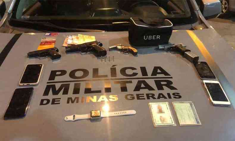 Com os suspeitos foram encontrados celulares, dinheiro, relgio e outros produtos de roubo, alm de uma arma e trs rplicas(foto: Polcia Militar/Divulgao)