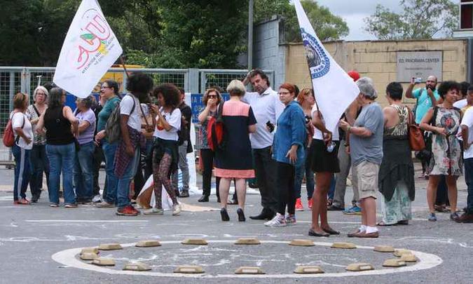 Ação gerou forte reação na comunidade acadêmica e entre entidades políticas e movimentos sociais, além de protestos diante da sede da PF(foto: Edesio Ferreira/EM/D.A Press) Ação gerou forte reação na comunidade acadêmica e entre entidades políticas e movimentos sociais, além de protestos diante da sede da PF(foto: Edesio Ferreira/EM/D.A Press)