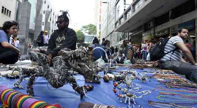 No incio da vigncia das novas regras, artesos que expem na Rua Rio de Janeiro dizem no ter sido abordados por fiscais, nem orientados a mudar de endereo(foto: Gladyston Rodrigues/EM/D.A.Press)