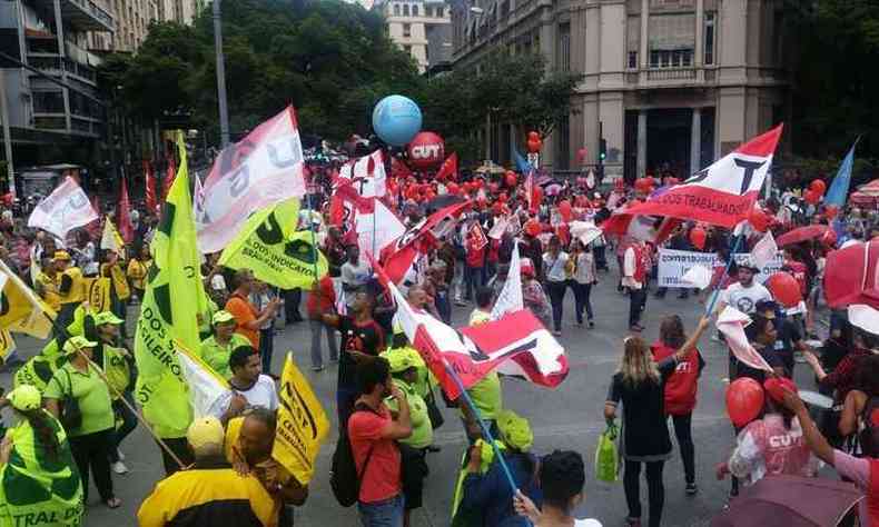 Centrais sindicais convocaram o ato contra as novas leis trabalhistas que entram em vigor neste sbado (foto: Maycon Stallone/ Divulgao )