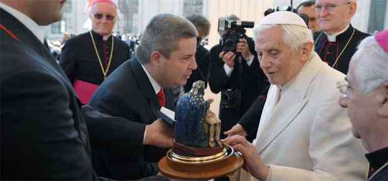 Anastasia presenteou Bento XVI com uma imagem de Nossa Senhora da Piedade, padroeira de Minas