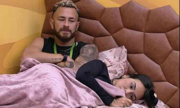 Larissa e Fred deitados na cama 