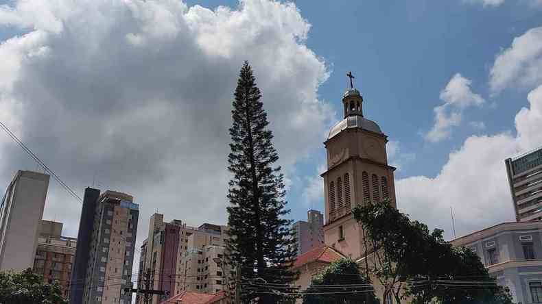 Manh nublada neste domingo em Belo Horizonte. previso de pancadas de chuva mais tarde pinheiro torre da igreja do Colgio Sagrado Corao de Jesus