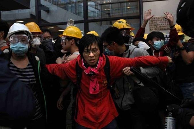 Centenas de manifestantes pró-democracia tentaram cercar a sede do governoDALE de la REY / AFP Centenas de manifestantes pró-democracia tentaram cercar a sede do governoDALE de la REY / AFP