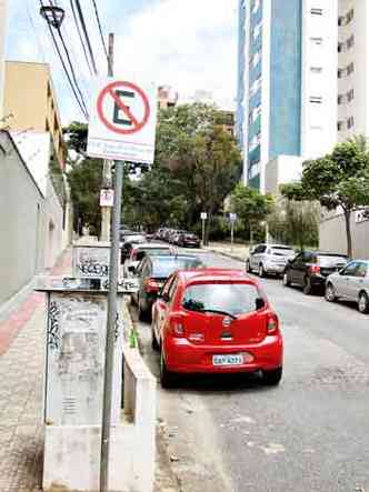 No Bairro São Pedro, fila de carros fecha área da Rua São Domingos do Prata vedada para esse fim(foto: Edésio Ferreira/EM/DA Press)