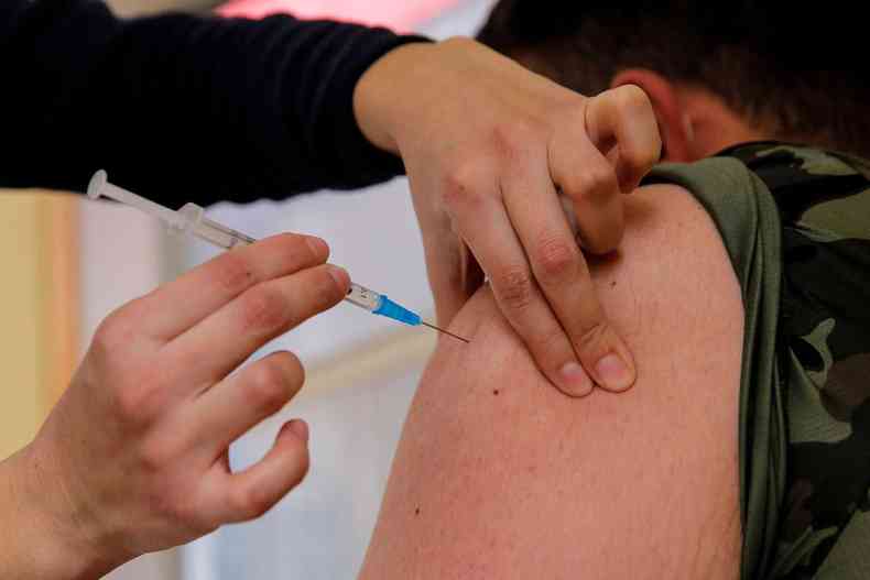 At momento, o nico imunizante com autorizao da Anvisa para ser aplicado em adolescentes com mais de 12 anos  o da Pfizer(foto: AFP / JAVIER TORRES)