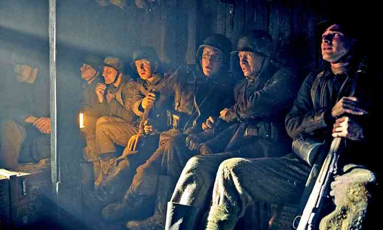 Soldados em caserna em cena de 'Nada de novo no front'