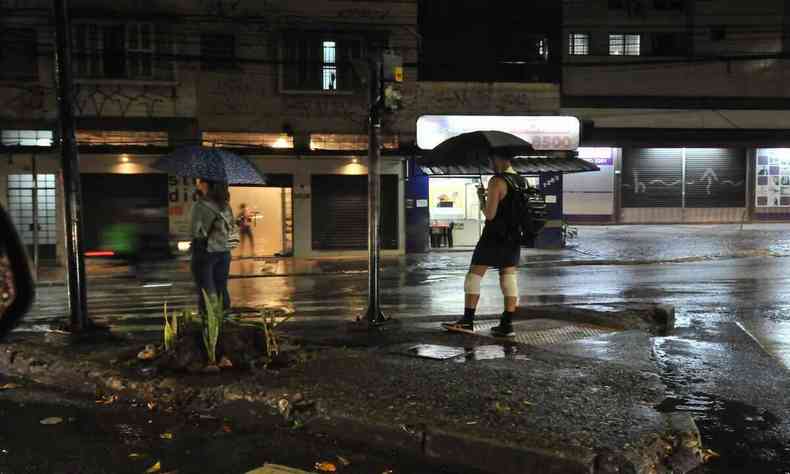 Pessoas na chuva de noite