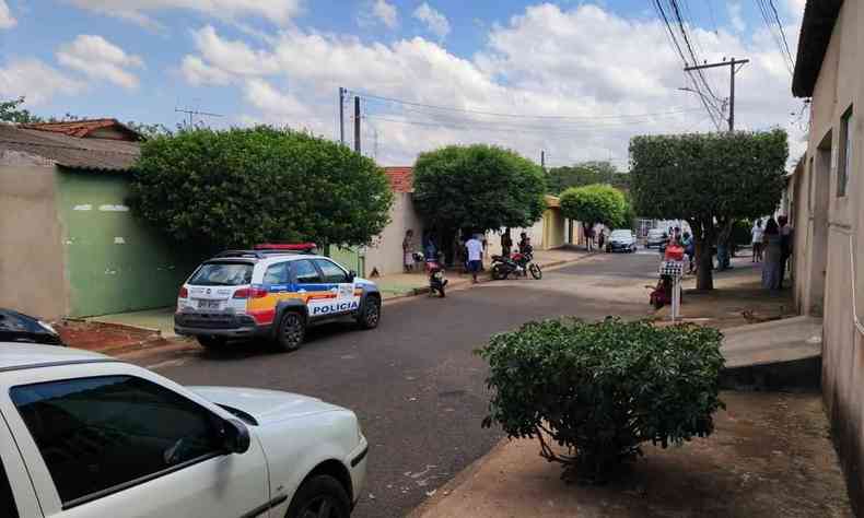 Viatura da PM próximo à casa onde foram encontrados os corpos de mãe e filho, em Uberlândia