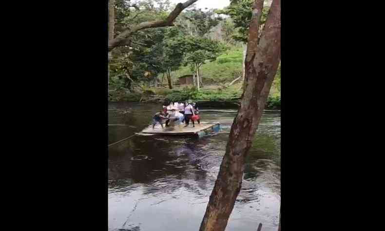 Os profissionais costumam fazer a travessia do rio com a maré baixa, mas o risco aumentou em função de enchentes no município de Laranjal do Jari, no Amapá(foto: Reprodução/Redes sociais)