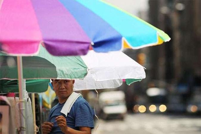 Em Nova Iorque, a popula��o sofre com o calor e a falta de chuva(foto: Spencer Platt/Getty Images/AFP)