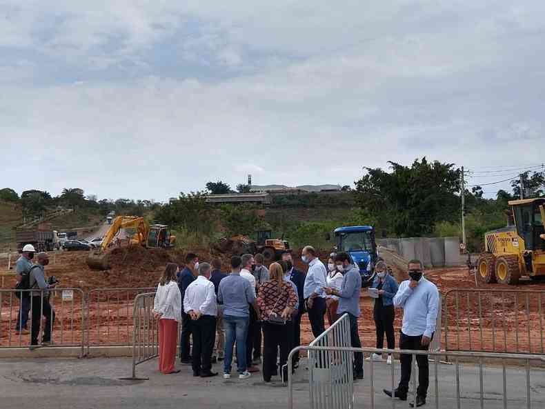 Governador visita o local onde est sendo construdo o trevo na MG-431, em Itana