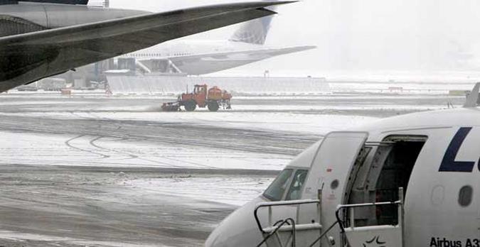 Aeroportos europeus operam com dificuldades com as nevascas(foto: DANIEL ROLAND / AFP)