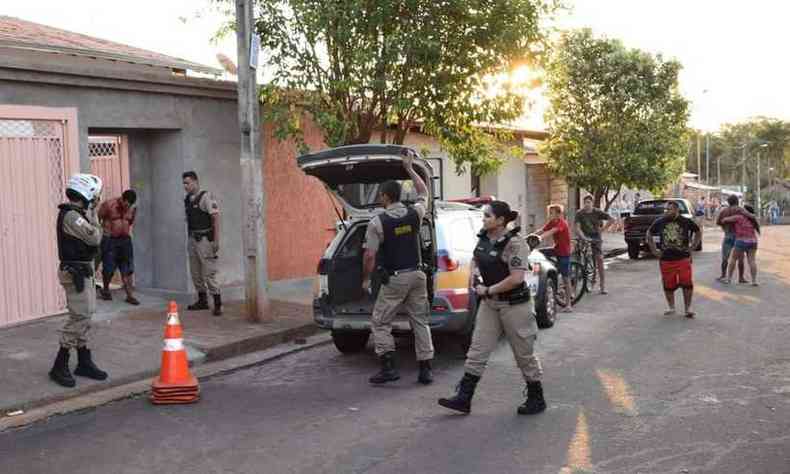 Mateus foi preso ensanguentado depois de decapitar colega de trabalho(foto: Samir Alouan/Jornal Pontal/POntal Online/97FM/Divulgao)