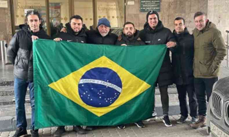 Brasileiros chegam em Lviv e se renem com embaixada brasileira; David  o segundo, da esquerda para a direita