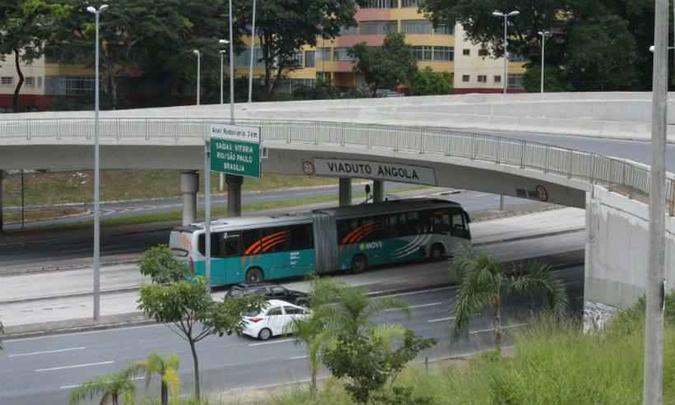 O elevado passa por obras emergenciais para a substituição dos aparelhos de apoio de quatro pilares (foto: Edesio Ferreira/EM/D.A Press ) O elevado passa por obras emergenciais para a substituição dos aparelhos de apoio de quatro pilares (foto: Edesio Ferreira/EM/D.A Press )